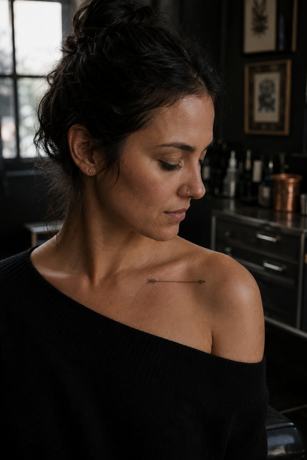 A thin horizontal arrow following an adult woman's collarbone.
