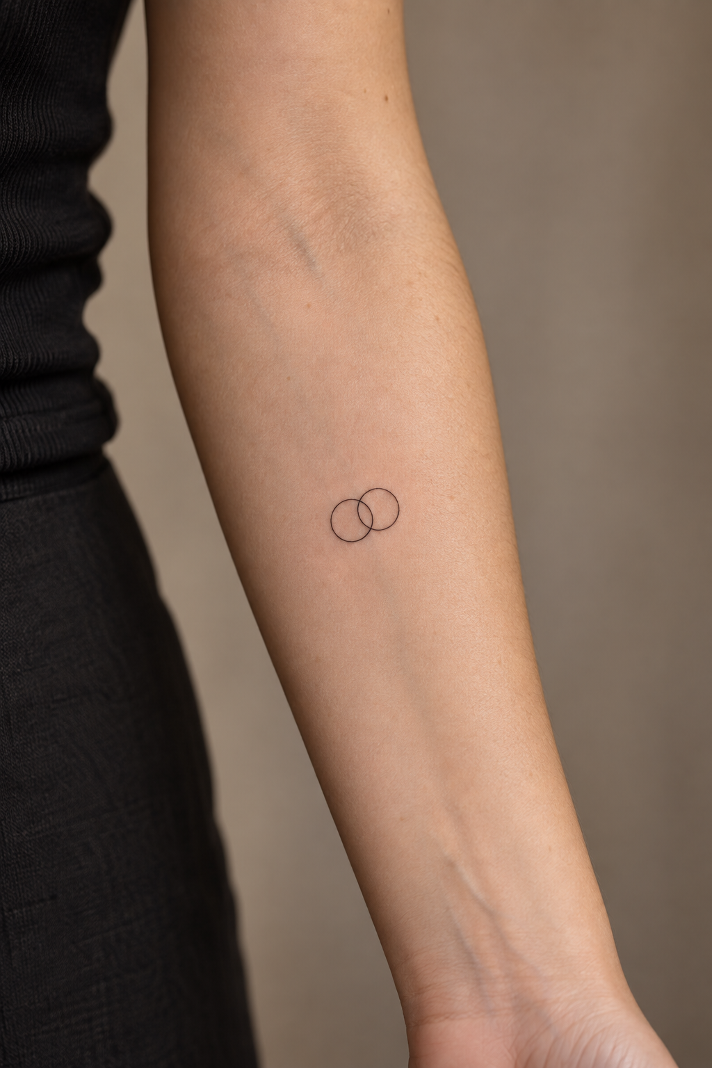 Linked Circles small friendship tattoo idea